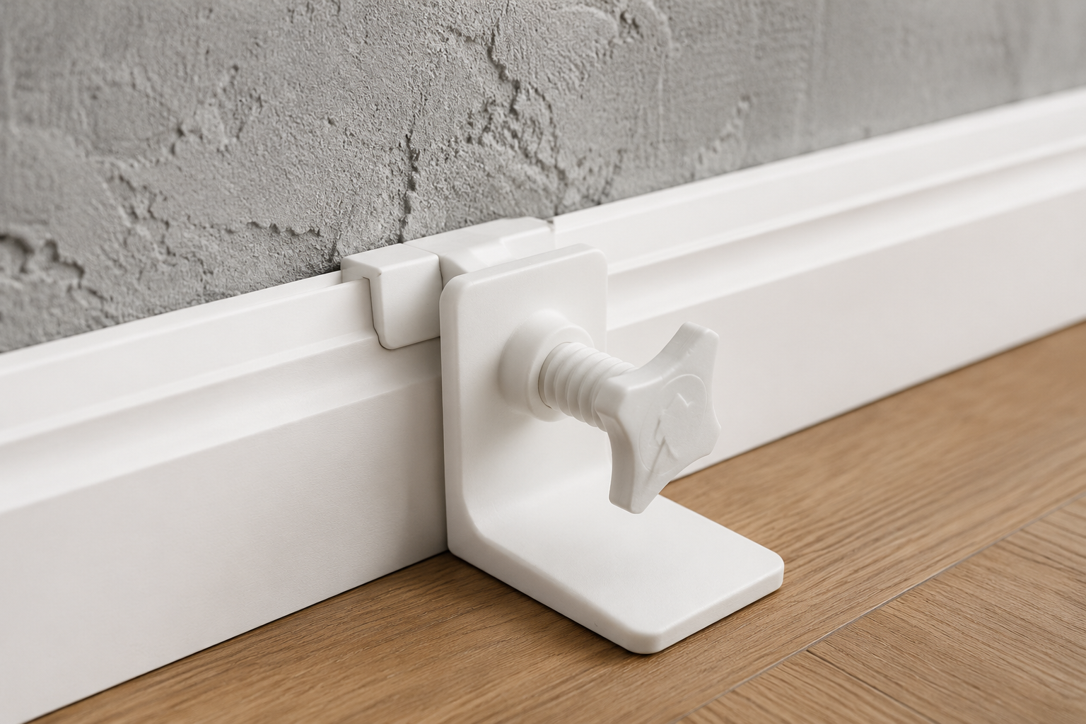 Lafix Montageclip an Sockelleiste montiert – Produktansicht in Aktion